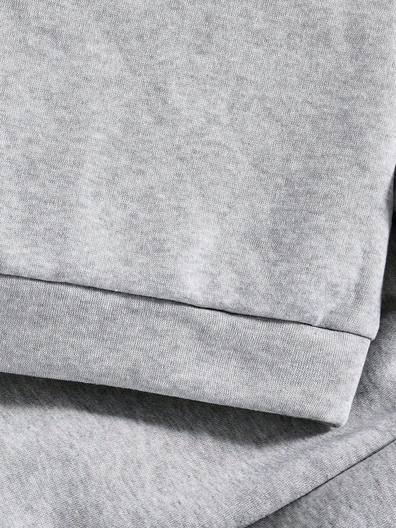 بدلة ملابس تتكون من بلوزة رياضية ذات رقبة طاقم مع طباعة أحرف، وبنطلون رياضي للأطفال الصغار