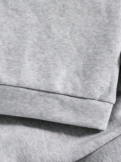 بدلة ملابس تتكون من بلوزة رياضية ذات رقبة طاقم مع طباعة أحرف، وبنطلون رياضي للأطفال الصغار