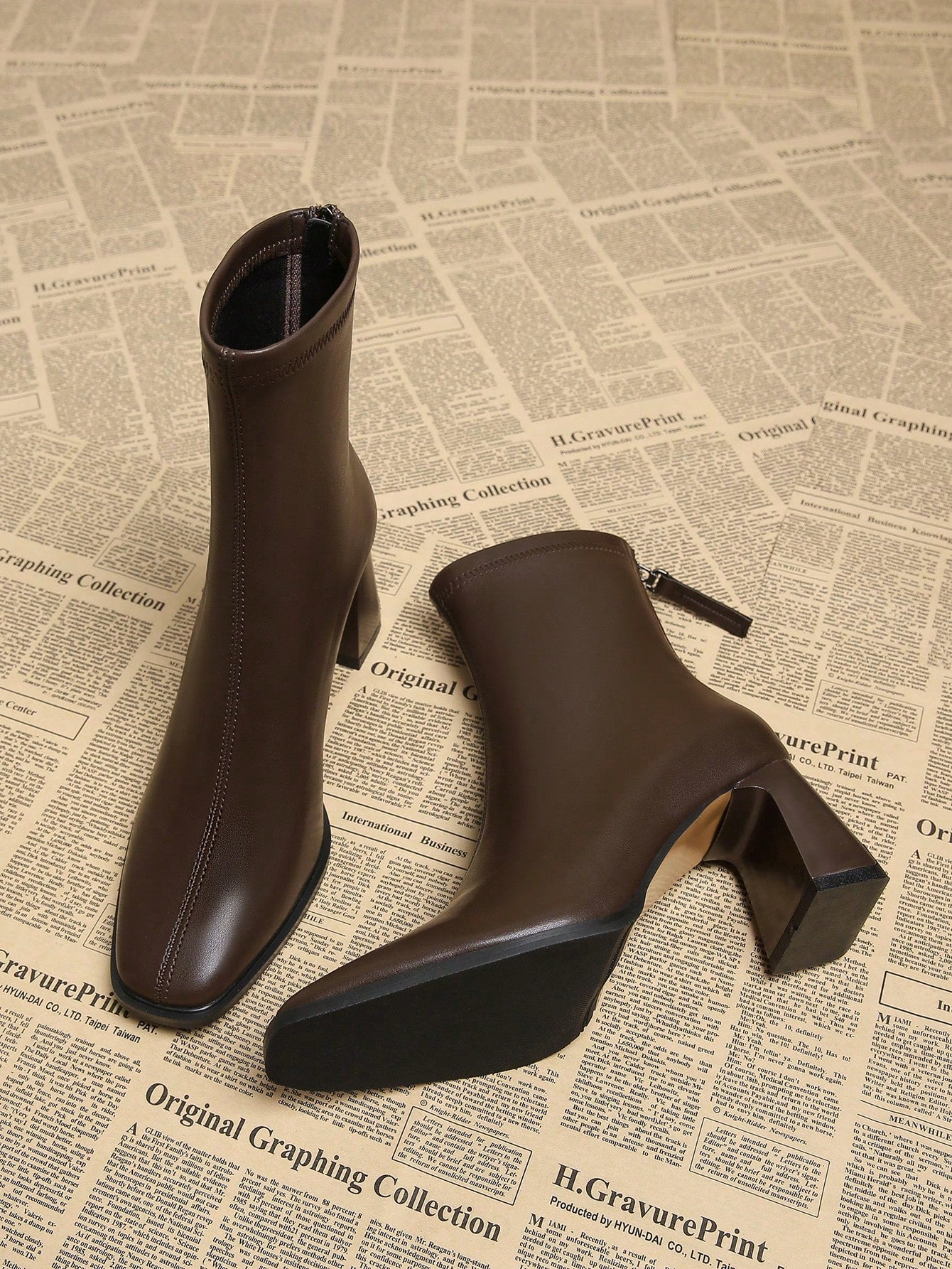 أحذية بوت كاحل وجوارب نسائية