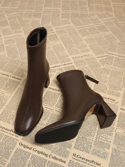 أحذية بوت كاحل وجوارب نسائية