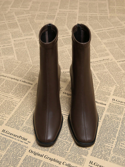 أحذية بوت كاحل وجوارب نسائية