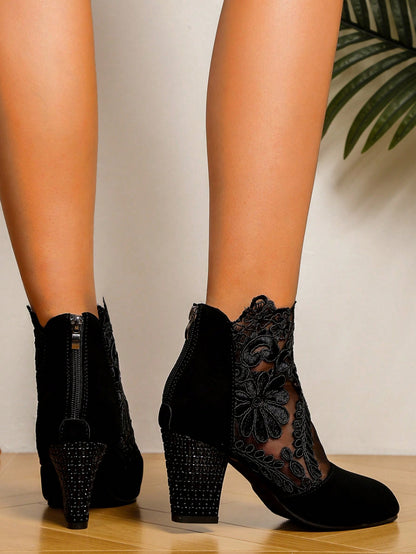 الأحذية الراقية ذات الكعب العالي المربع والطرف المدبب، من الشبك الأسود المنفذ للهواء، طراز خريفي وشتوي أنيق