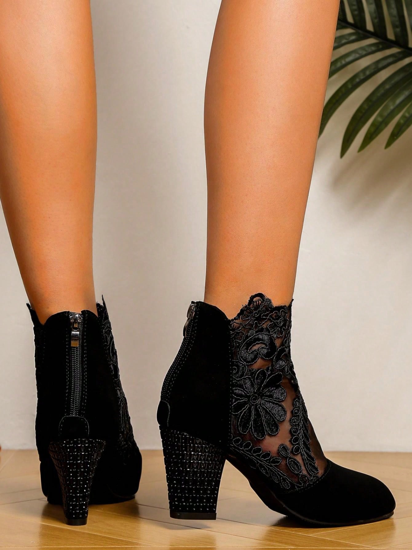 الأحذية الراقية ذات الكعب العالي المربع والطرف المدبب، من الشبك الأسود المنفذ للهواء، طراز خريفي وشتوي أنيق