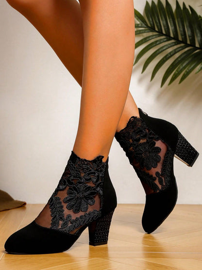 الأحذية الراقية ذات الكعب العالي المربع والطرف المدبب، من الشبك الأسود المنفذ للهواء، طراز خريفي وشتوي أنيق