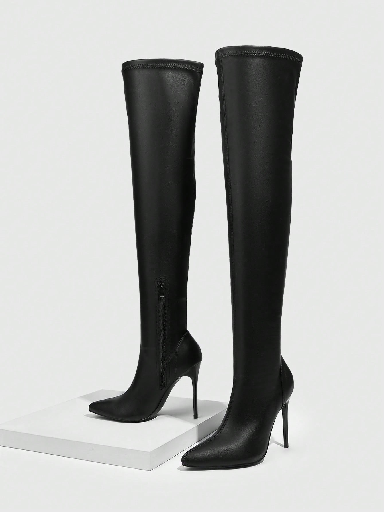 بوت نسائية طويلة حتى الفخذ بتصميم الأصبع المدبب، كعب نحيف، تصميم سحاب، بوت حفلات كلاسيكية باللون الأسود للموسم الخريفي