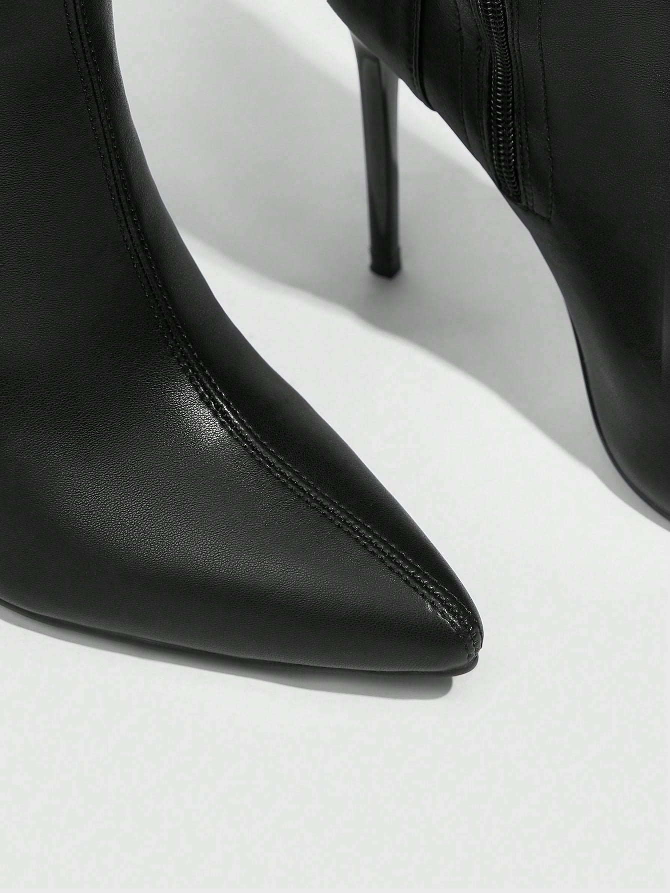 بوت نسائية طويلة حتى الفخذ بتصميم الأصبع المدبب، كعب نحيف، تصميم سحاب، بوت حفلات كلاسيكية باللون الأسود للموسم الخريفي