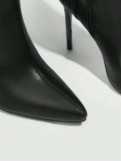 بوت نسائية طويلة حتى الفخذ بتصميم الأصبع المدبب، كعب نحيف، تصميم سحاب، بوت حفلات كلاسيكية باللون الأسود للموسم الخريفي