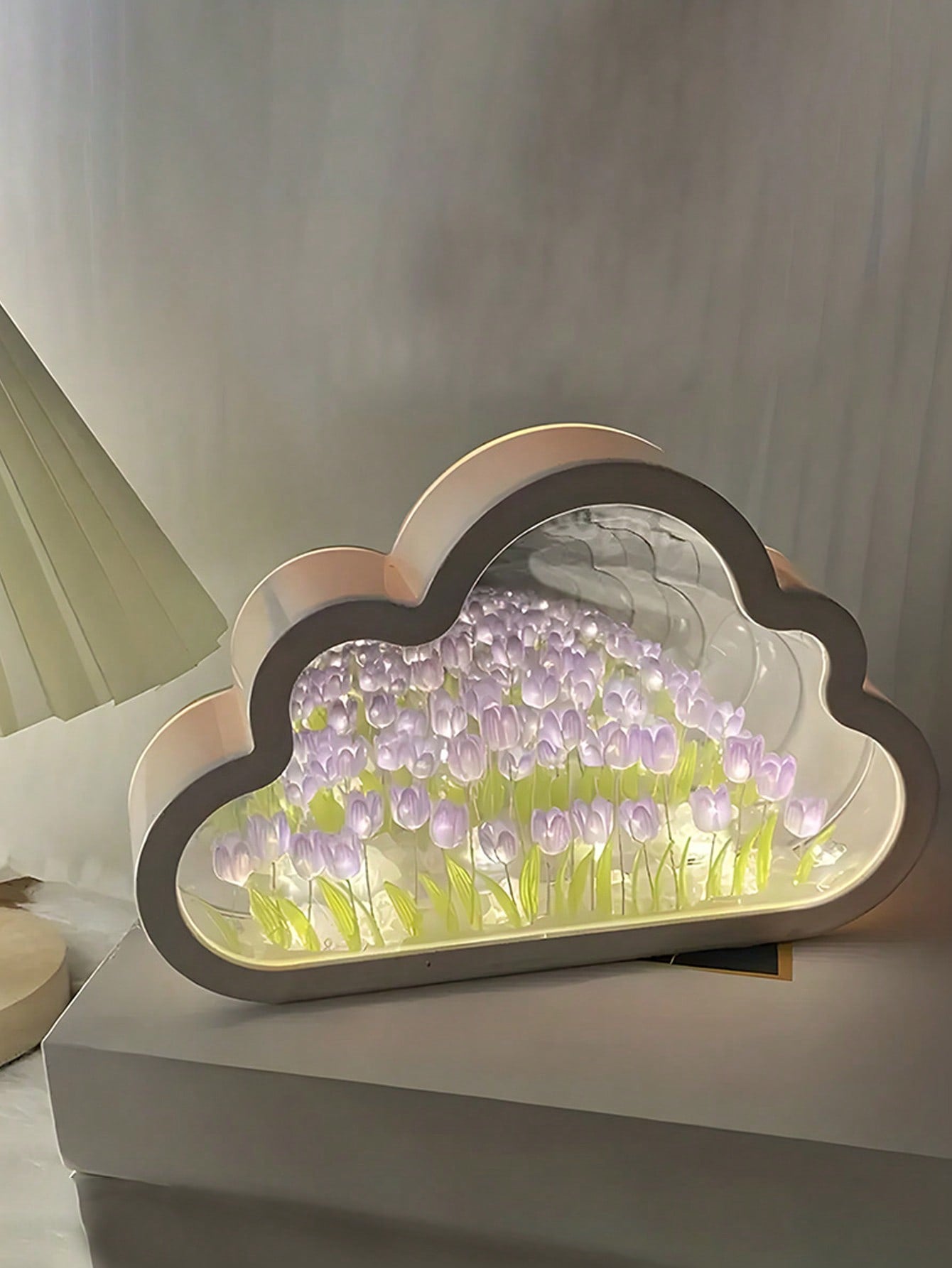 ضوء ليلي بزهرة التوليب مصنوع يدويًا كهدية إبداعية