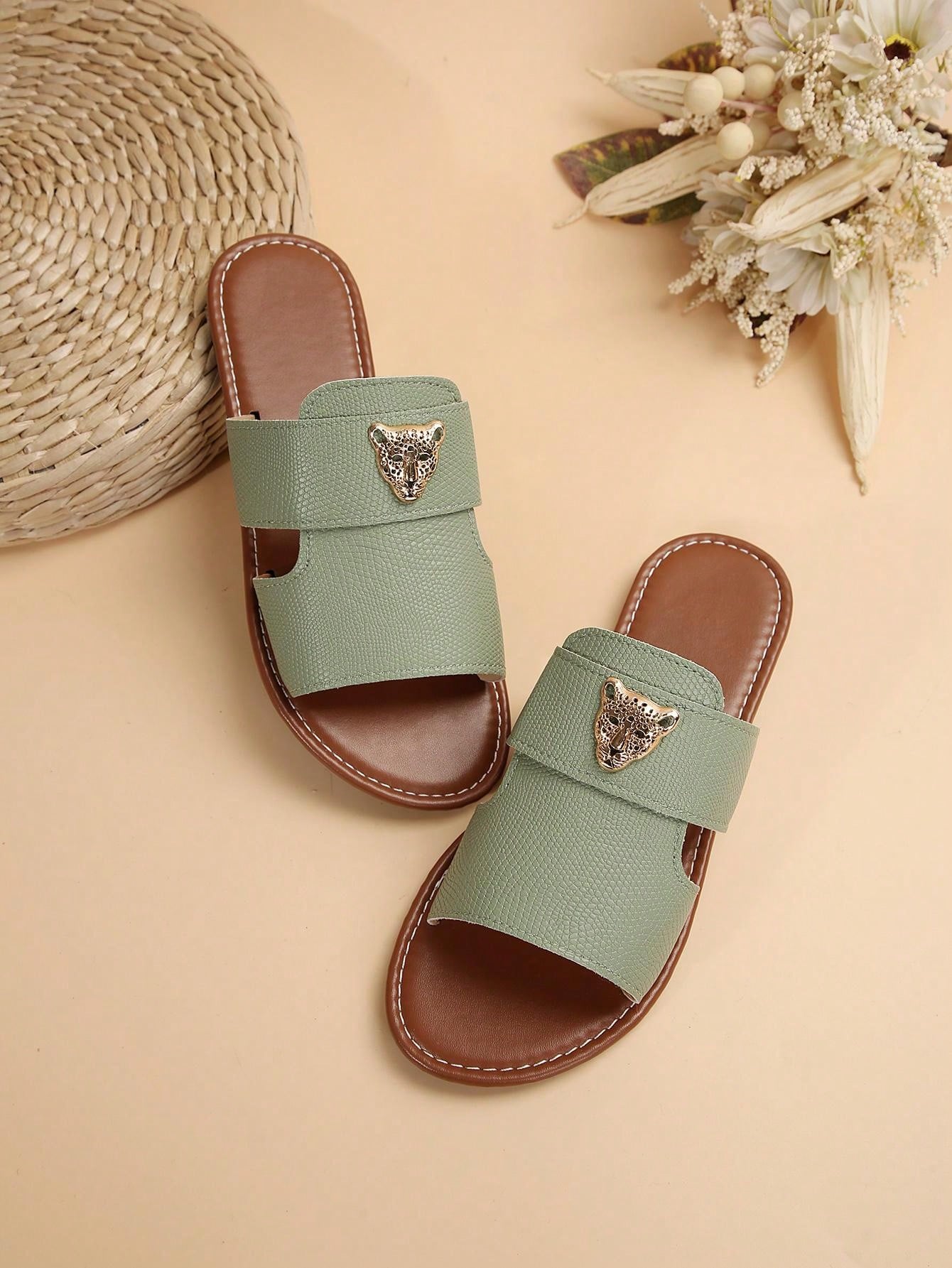 صنادل نسائية بتصميم كف واحد مع زخرفة رأس نمر معدنية، تصميم كف واحد، أصابع قدم دائرية، طراز أنيق، شرائح صيفية مسطحة لون أخضر زيتوني