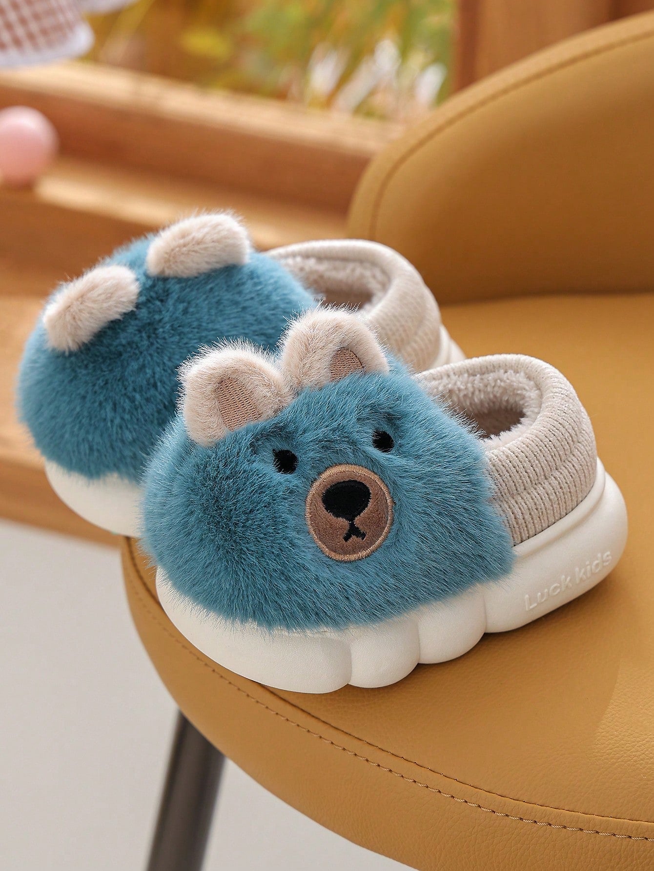 زوج واحد من الأحذية المسطحة الناعمة على شكل دب تيدي الطريف للأولاد ، مناسب للشتاء