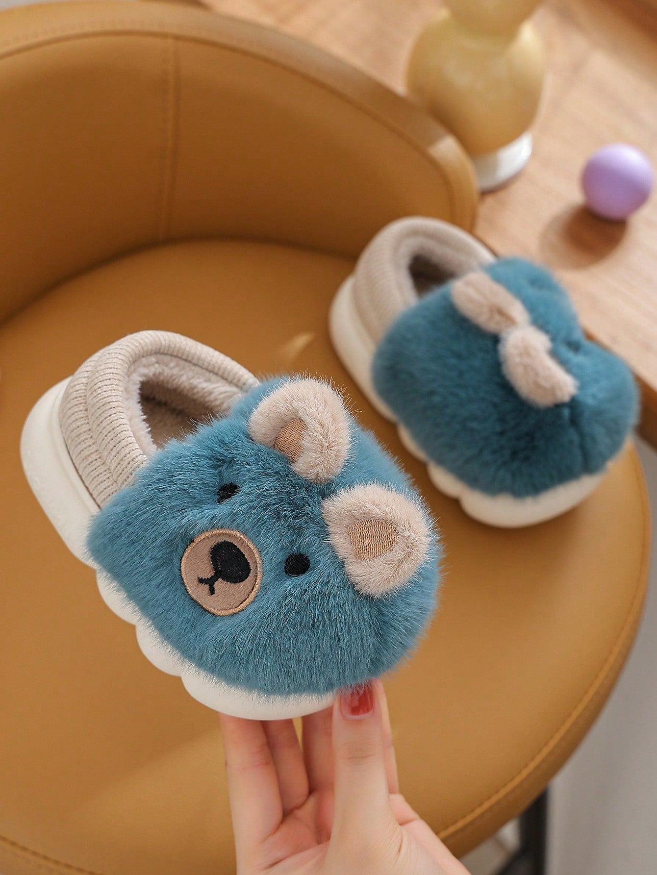 زوج واحد من الأحذية المسطحة الناعمة على شكل دب تيدي الطريف للأولاد ، مناسب للشتاء