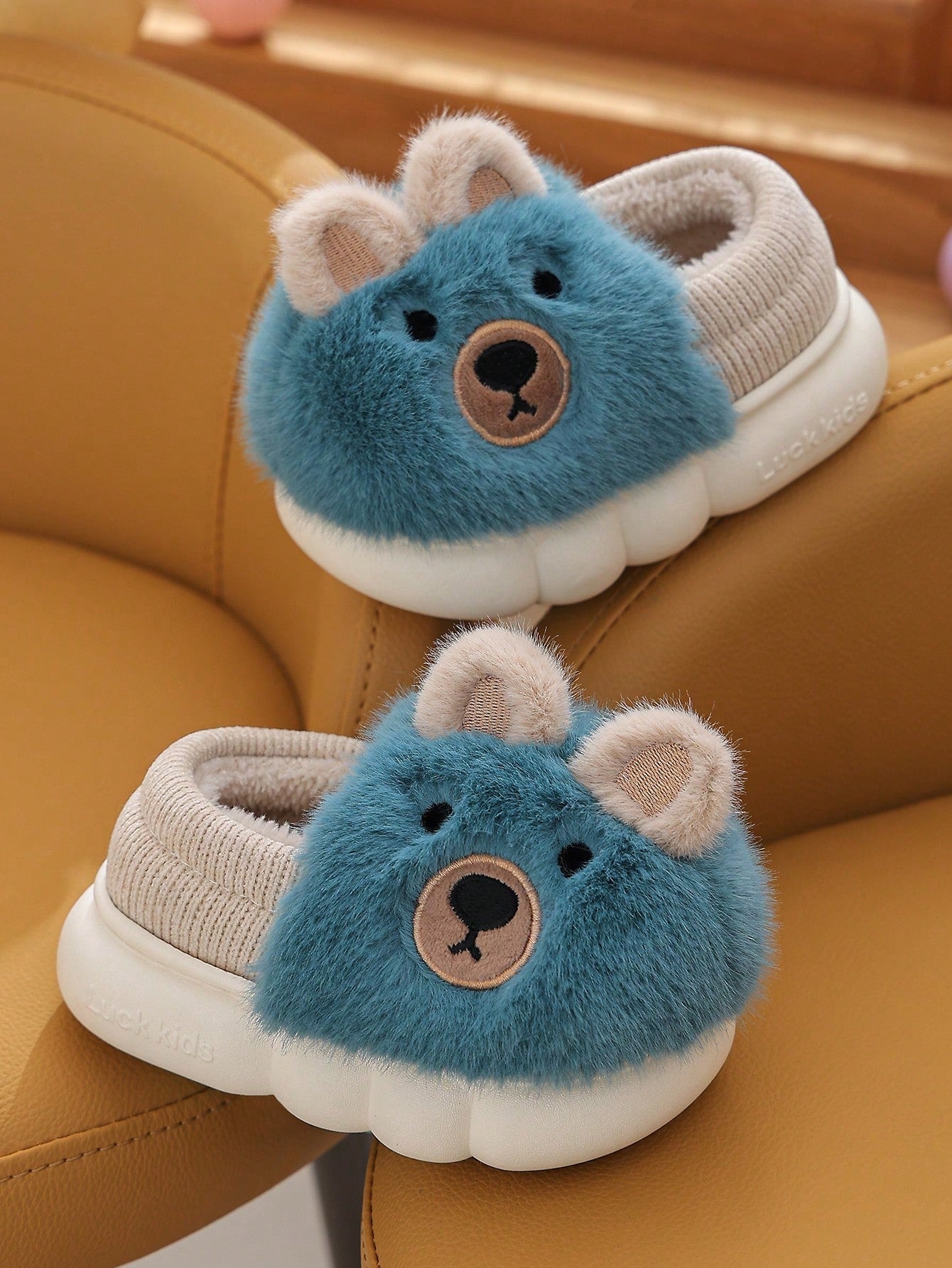زوج واحد من الأحذية المسطحة الناعمة على شكل دب تيدي الطريف للأولاد ، مناسب للشتاء