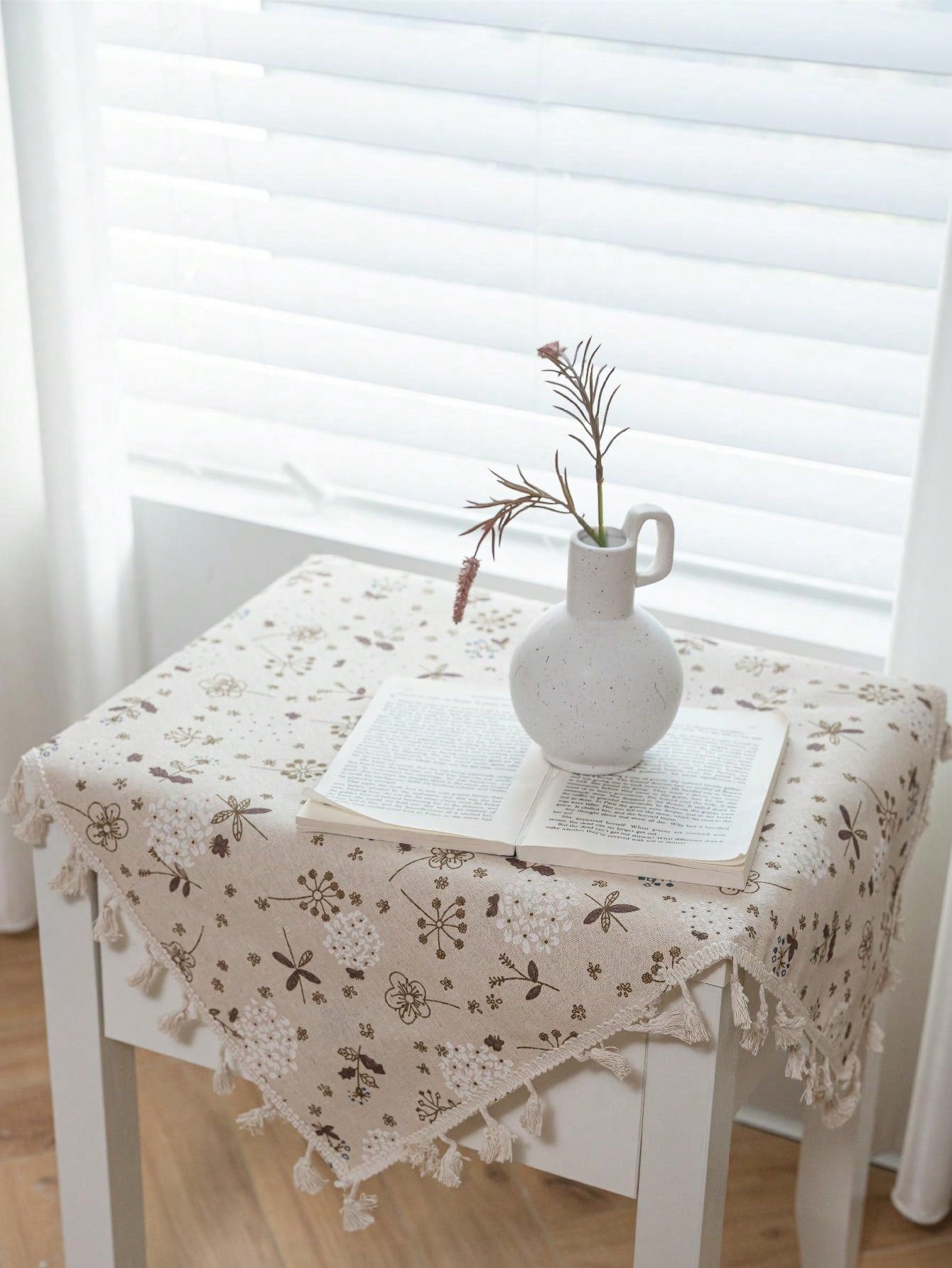 مفرش طاولة بطباعة زهرية