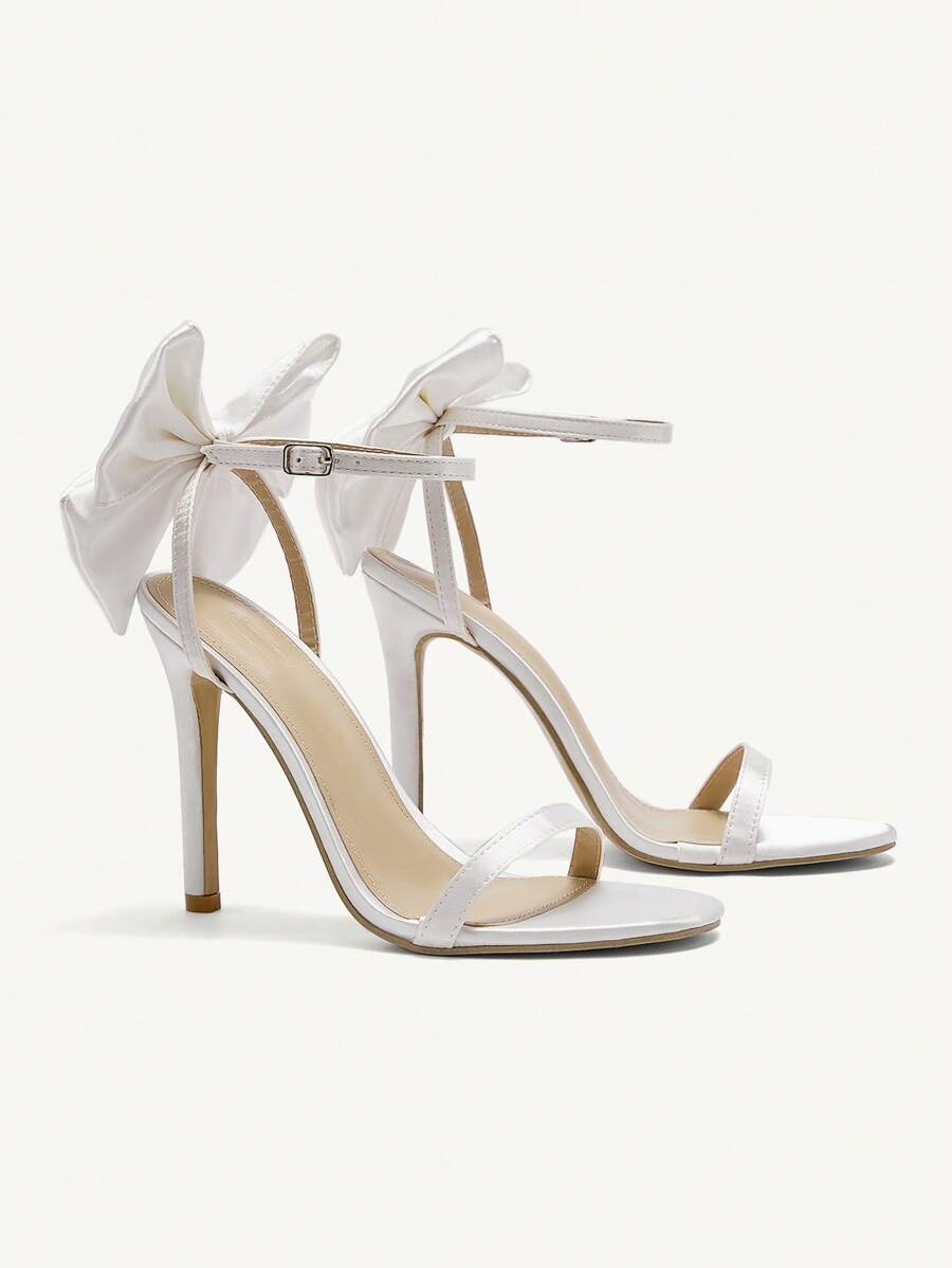 صنادل ذات كعب عالي أنيقة مزينة بفيونكة