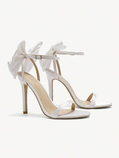 صنادل ذات كعب عالي أنيقة مزينة بفيونكة