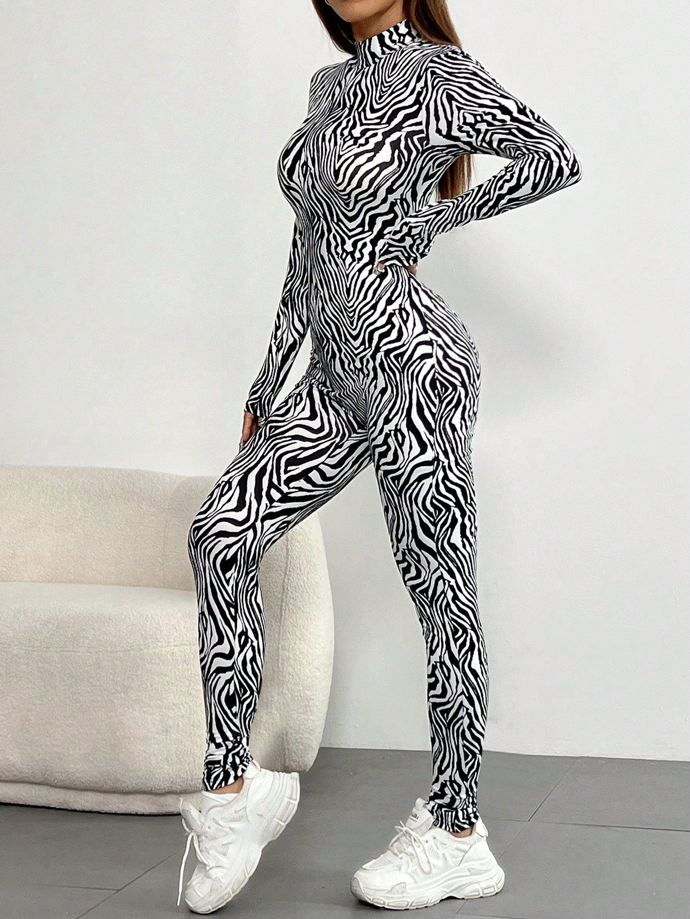 جمبسوت رقبة عالية بأكمام طويلة بنقشة الزيبرا موضة قطعة واحدة