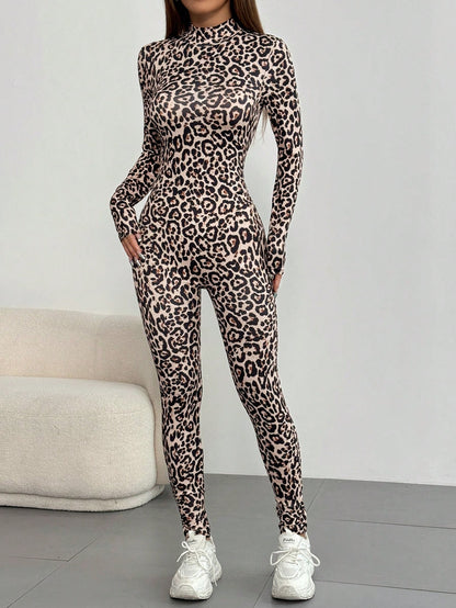 بدلة وثابة طويلة الأكمام بياقة عالية بطبعة نمر