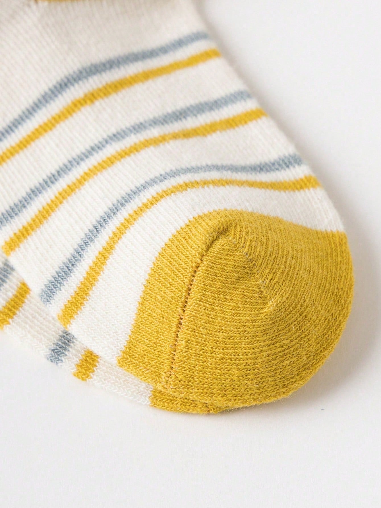 زوج واحد من الجوارب المخططة على شكل ديناصور وأسد