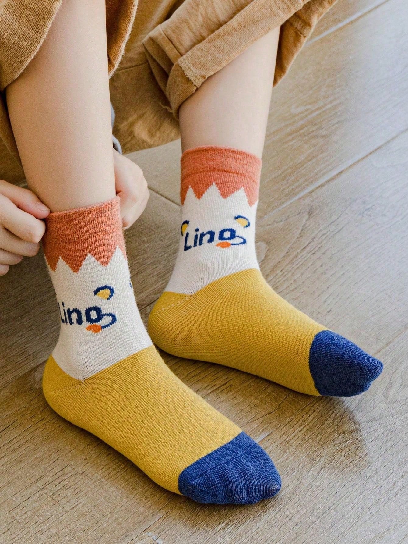 زوج واحد من الجوارب المخططة على شكل ديناصور وأسد