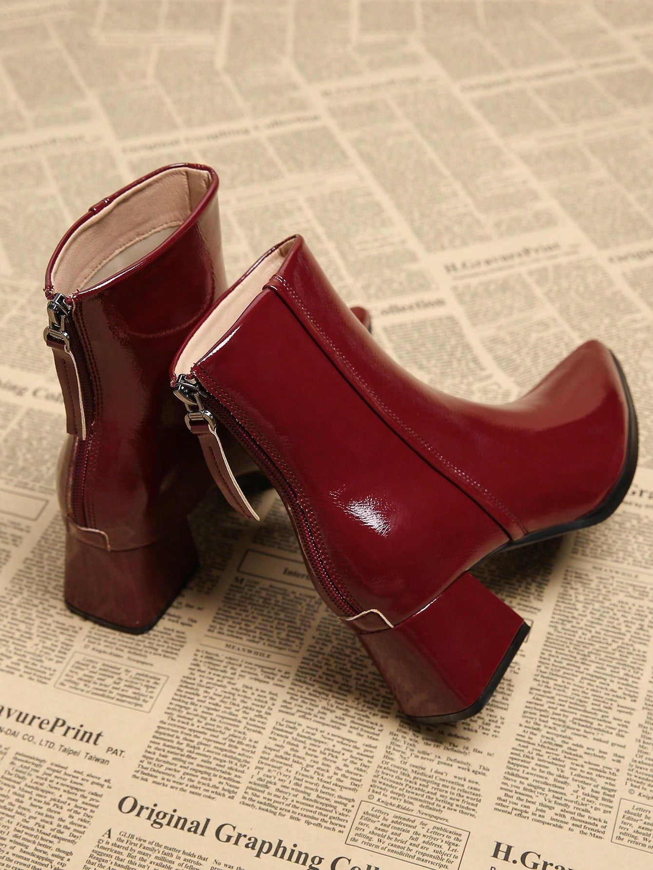 أحذية بوت كاحل وجوارب نسائية