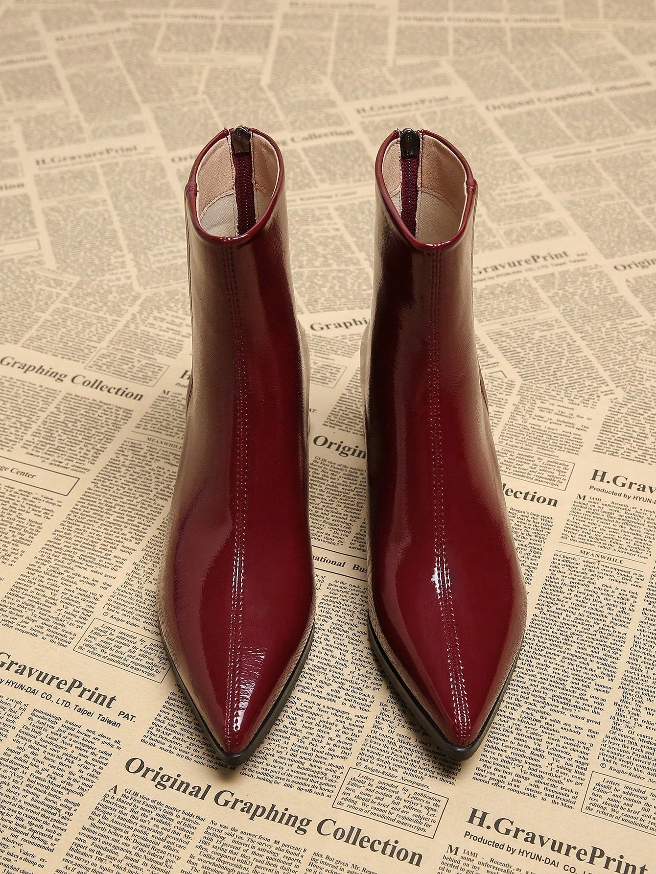 أحذية بوت كاحل وجوارب نسائية