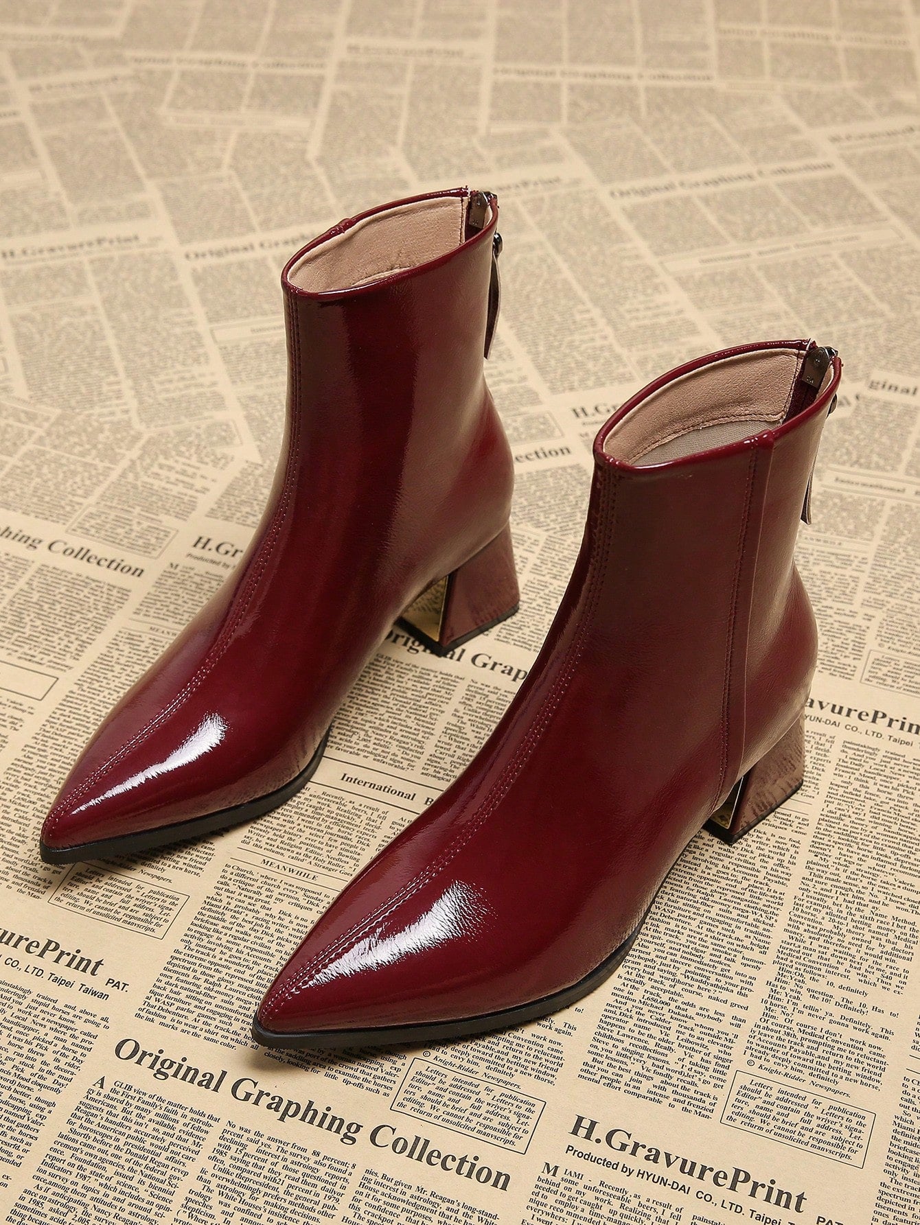 أحذية بوت كاحل وجوارب نسائية