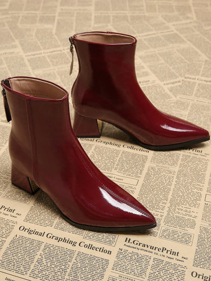 أحذية بوت كاحل وجوارب نسائية