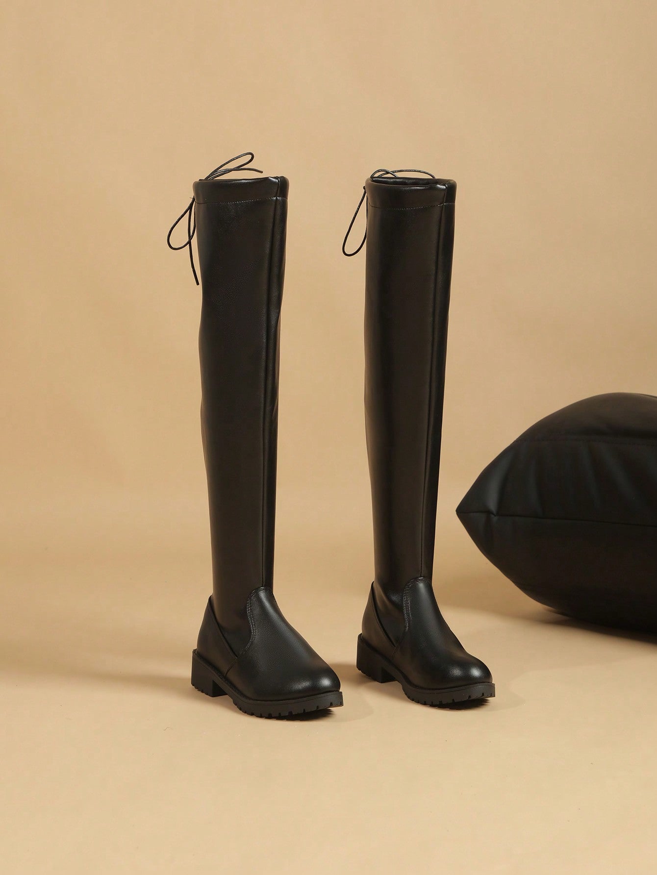 بوت طويلة حتى الركبة ذات كعب متوسط