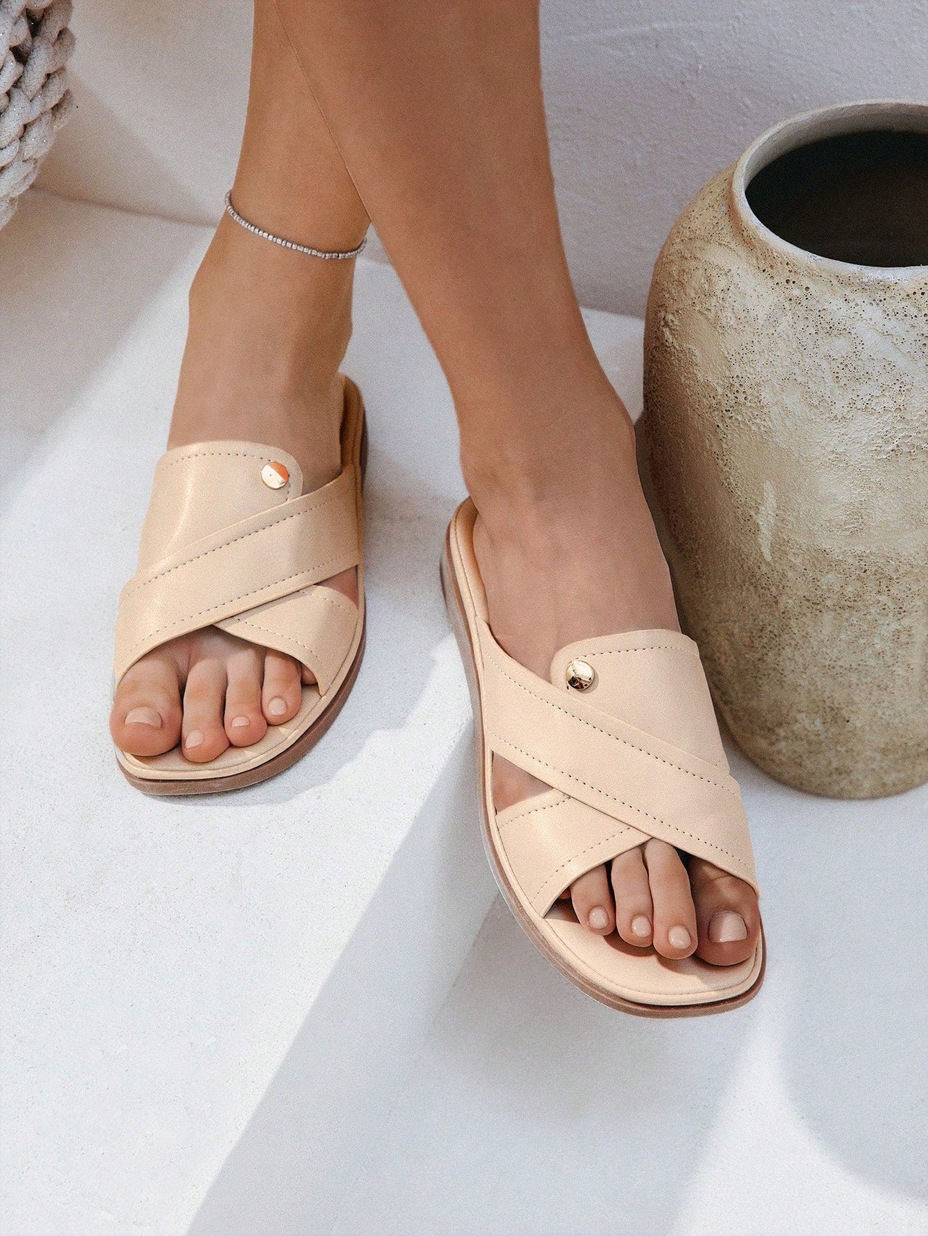 صندل نسائي مسطح كاجوال بتصميم متقاطع