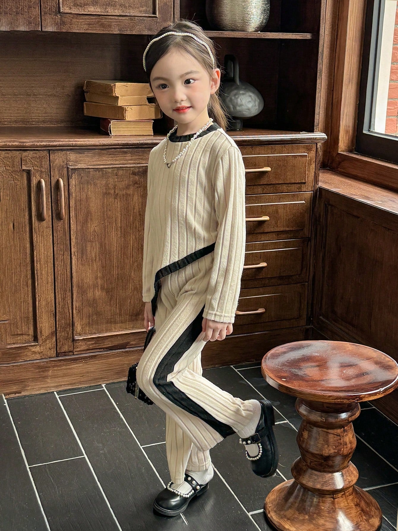 طقم سروال ولون قطعة و ملابس علوية مخطط أسود وأبيض للفتاة الصغيرة 2 قطعة