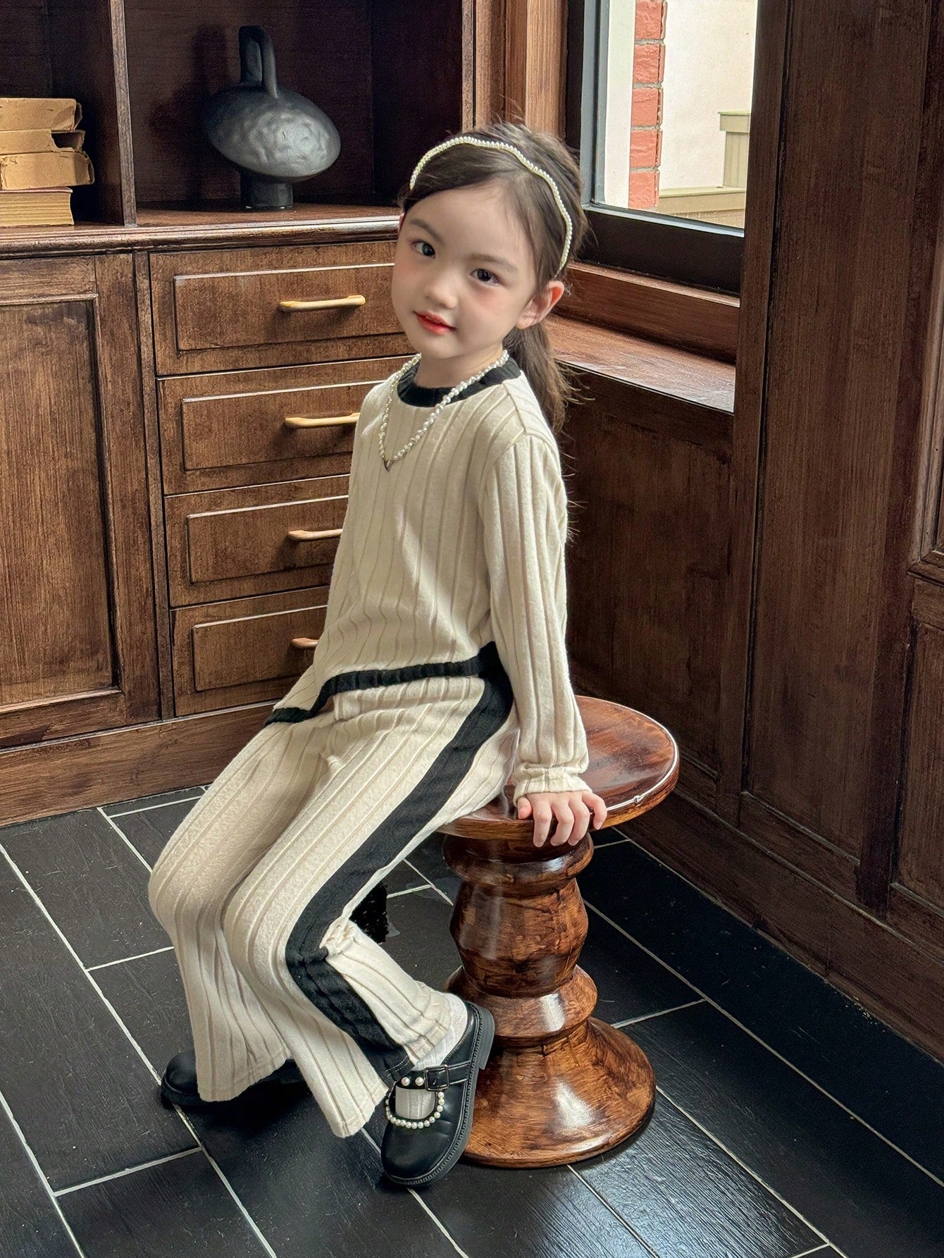 طقم سروال ولون قطعة و ملابس علوية مخطط أسود وأبيض للفتاة الصغيرة 2 قطعة