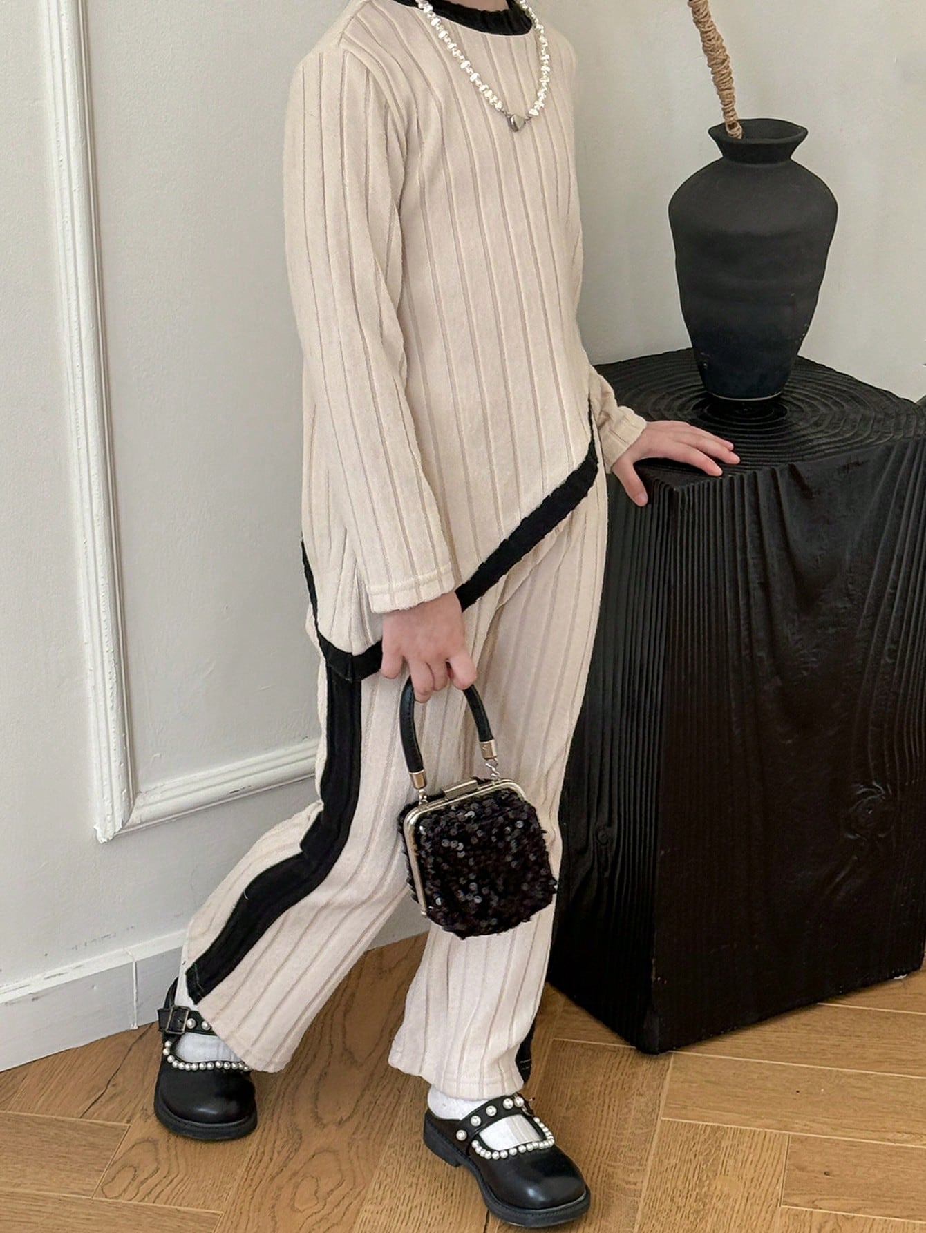 طقم سروال ولون قطعة و ملابس علوية مخطط أسود وأبيض للفتاة الصغيرة 2 قطعة