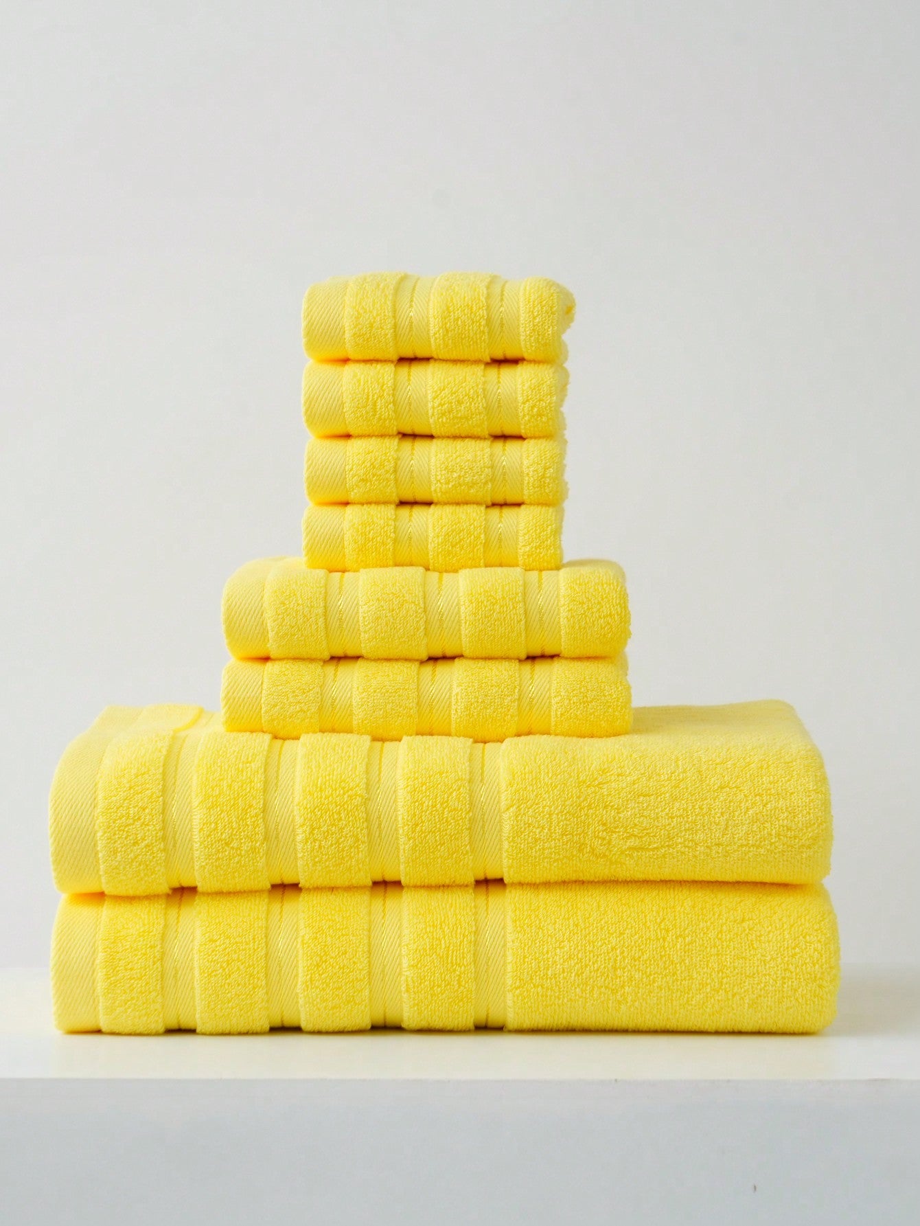 مناشف ذات لون واحد