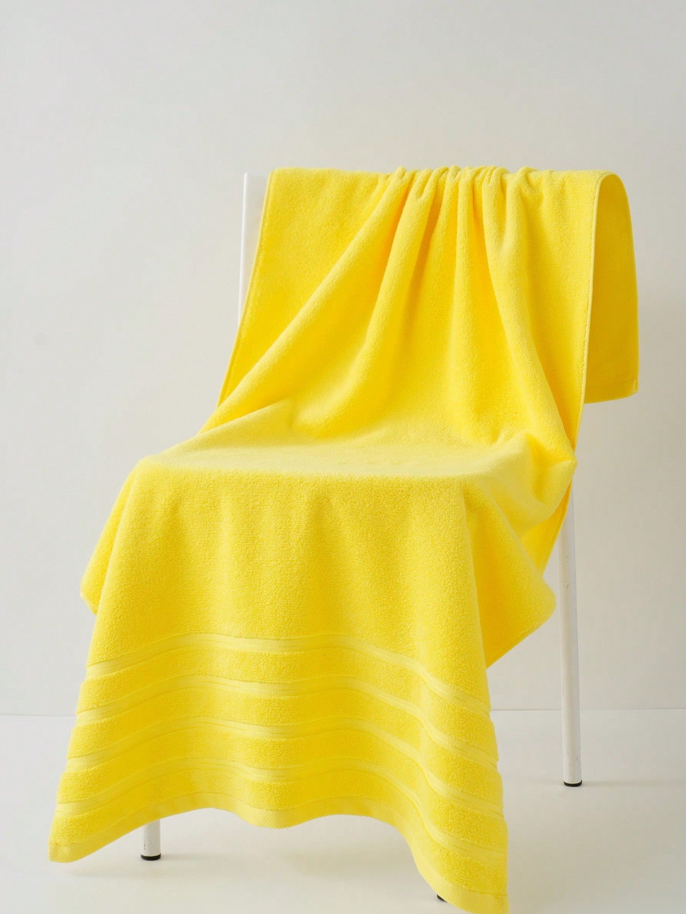 مناشف ذات لون واحد