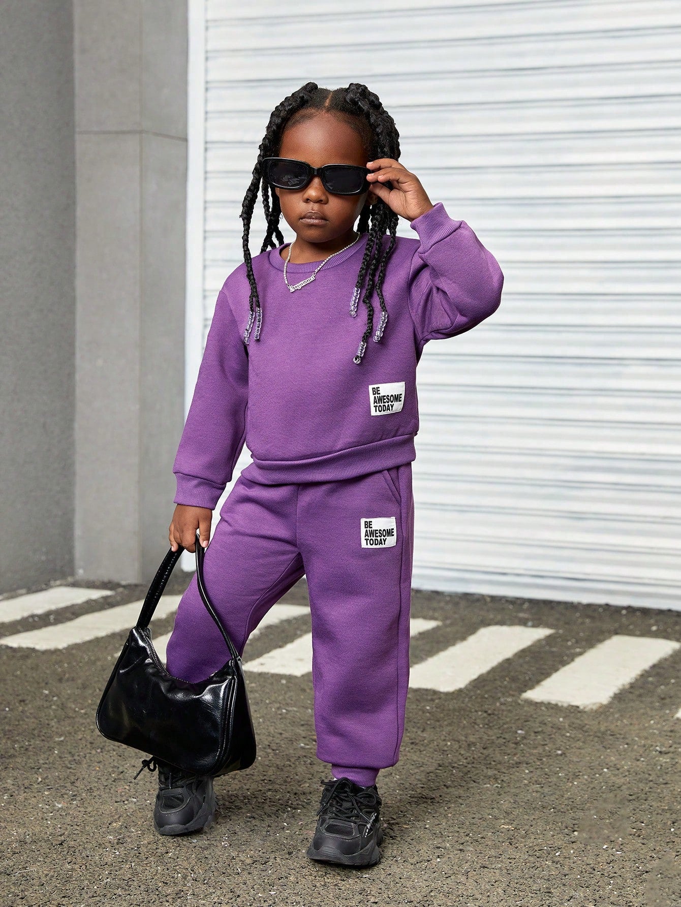 سترة تسخير وبنطلون رياضي متدلي الكتابة الخاصة بالفتاة الصغيرة