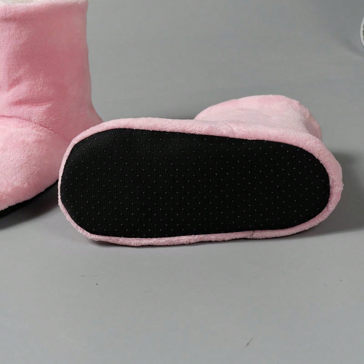 بوت قصيرة برقبة الكاحل الوردية مبطنة بالفرو السميك