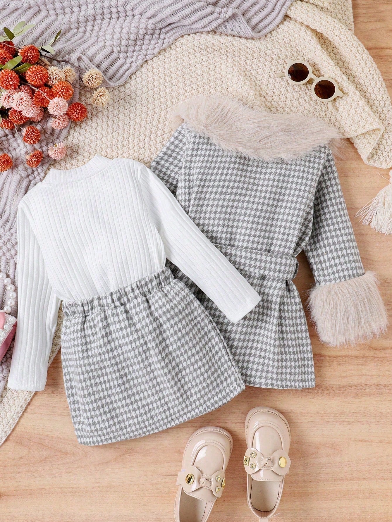 أطقم طفلة صغيرة