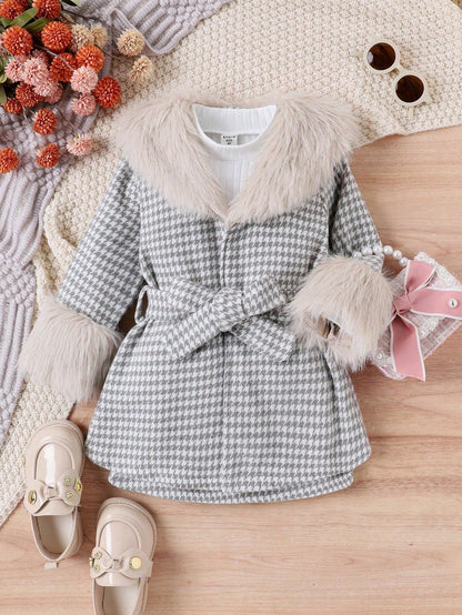 أطقم طفلة صغيرة