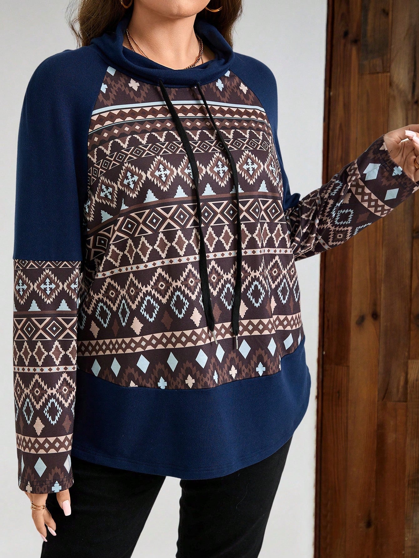 بلوزة رياضية بطباعة هندسية ملونة قطعات لون كاجوال مقاسات كبيرة