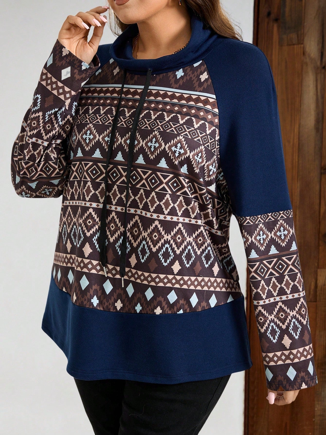 بلوزة رياضية بطباعة هندسية ملونة قطعات لون كاجوال مقاسات كبيرة