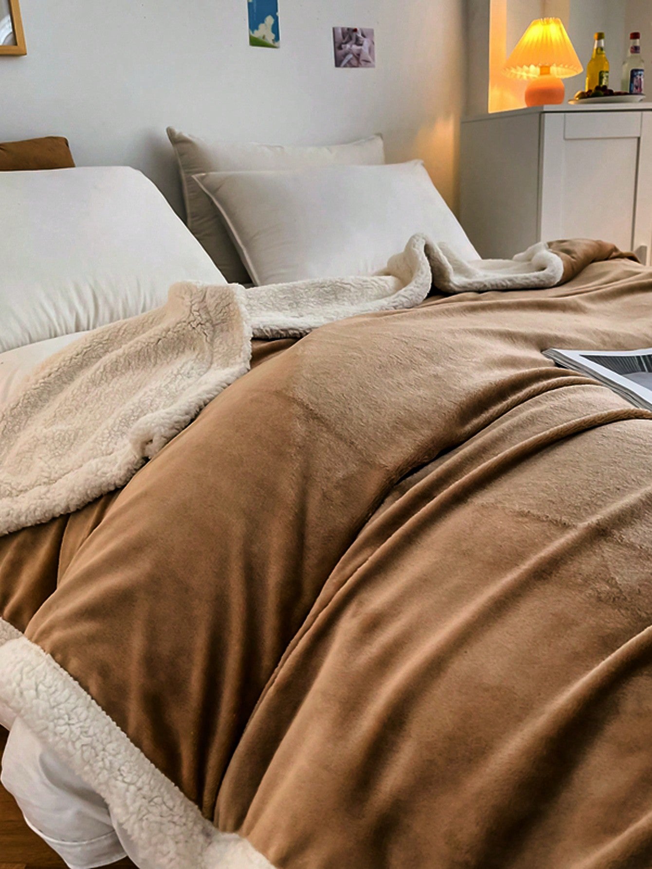 بطانية سميكة ناعمة مريحة من الفليس بلون القهوة الداكن مع الحليب