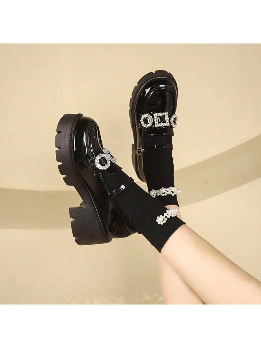 حذاء مسطح عصري متعدد الاستخدامات