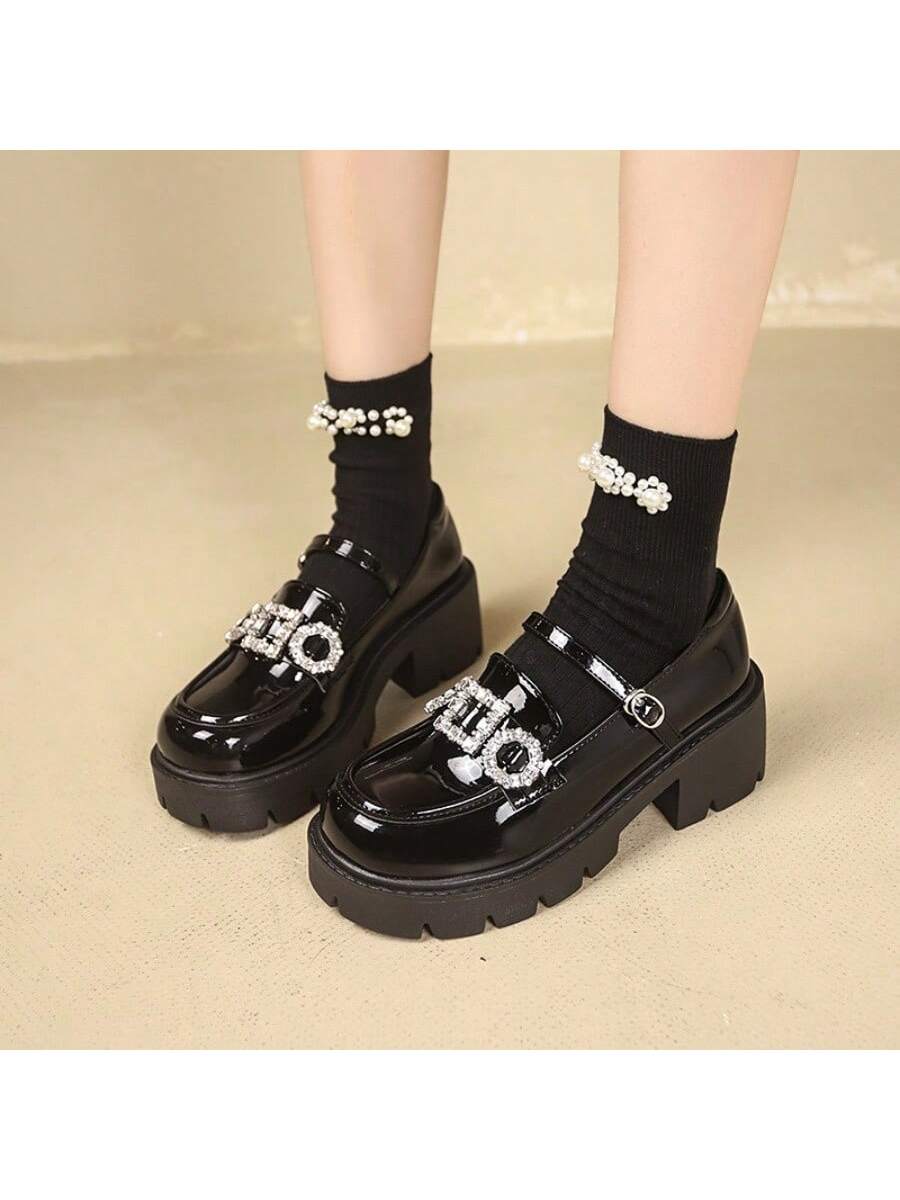 حذاء مسطح عصري متعدد الاستخدامات