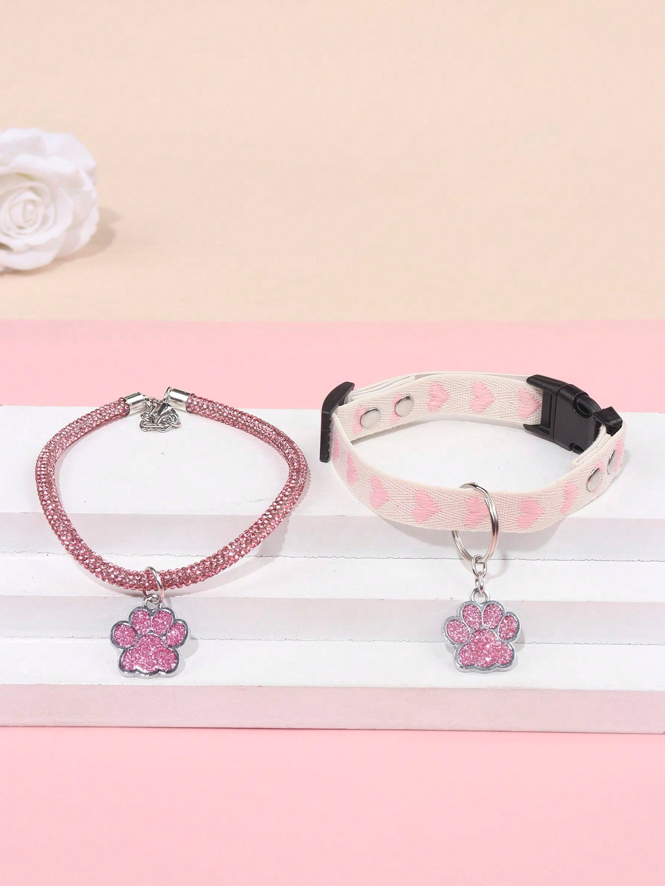 قلادة رقيقة جميلة بعلامات طبعات بصمات الحيوانات الأليفة على شكل قلب، مناسبة للكلاب والقطط الصغيرة في جميع المواسم