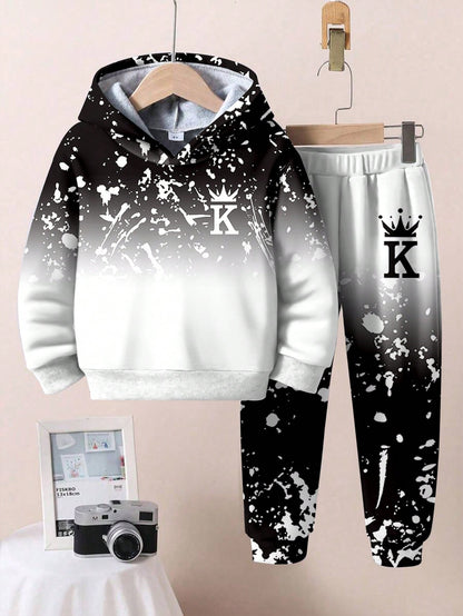 طقم هوديي وسروال من قطعتين لون فضفاض مطبوع عليه تاج وحرف للأولاد الصغار