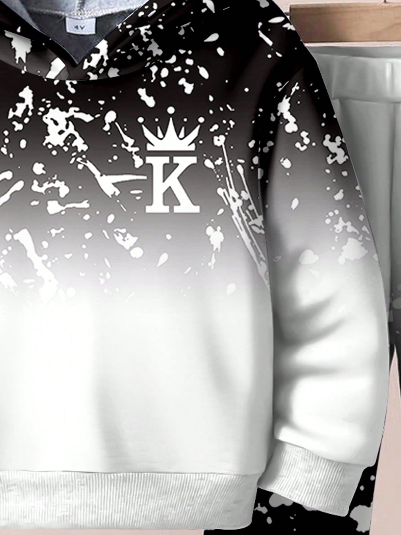 طقم هوديي وسروال من قطعتين لون فضفاض مطبوع عليه تاج وحرف للأولاد الصغار