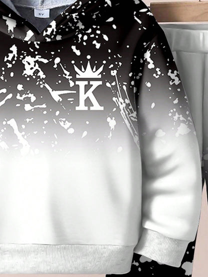 طقم هوديي وسروال من قطعتين لون فضفاض مطبوع عليه تاج وحرف للأولاد الصغار