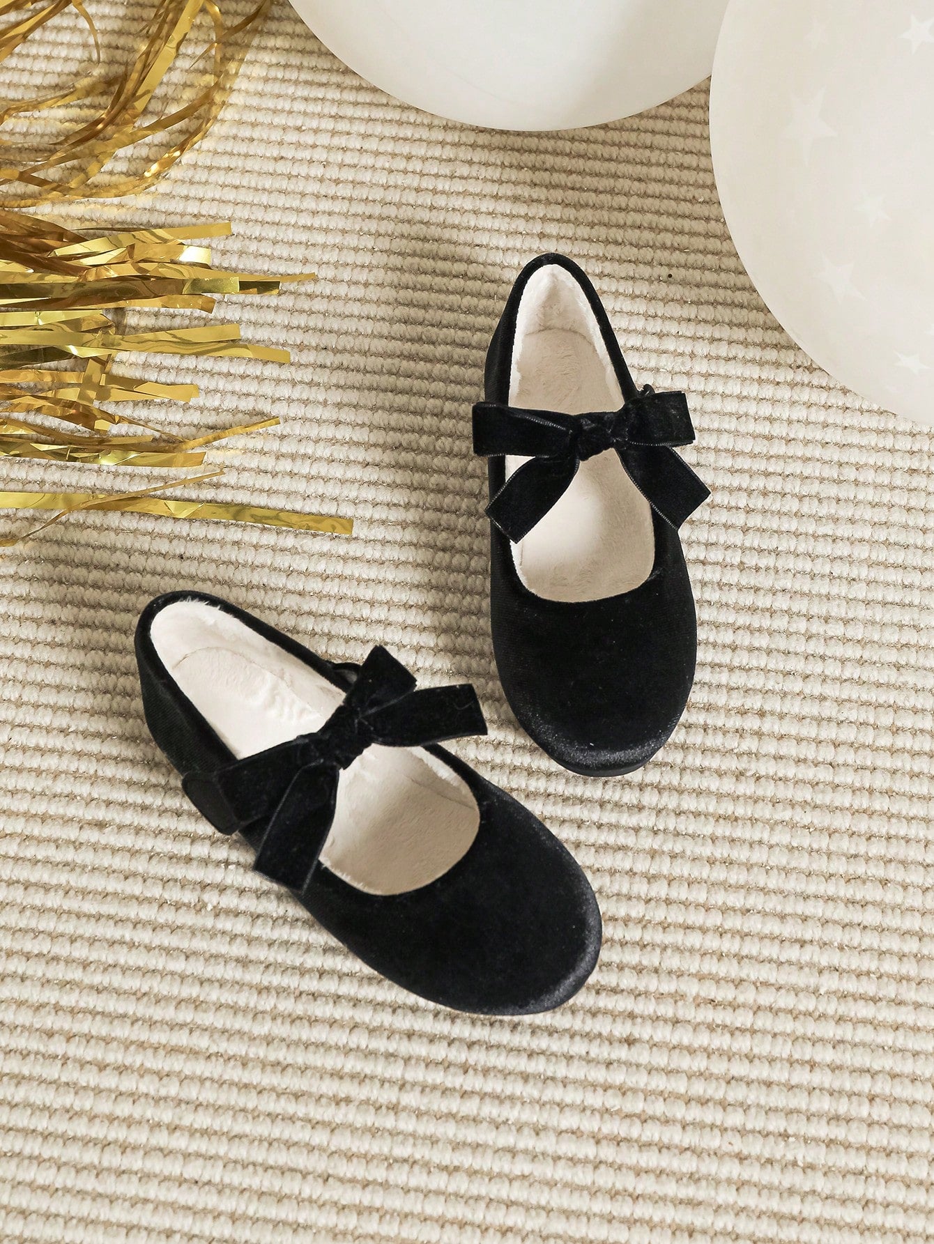 زوج واحد من أحذية المدرسة المسطحة للبنات بفيونكة