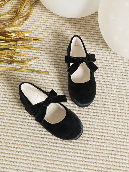 زوج واحد من أحذية المدرسة المسطحة للبنات بفيونكة