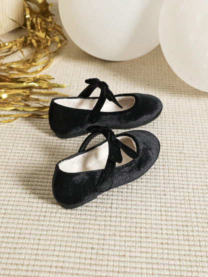 زوج واحد من أحذية المدرسة المسطحة للبنات بفيونكة